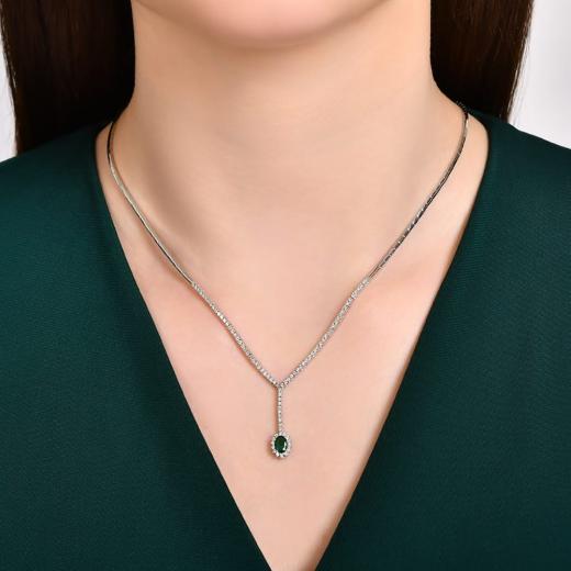 1.07 kt. Diamant Laranj Natural Emerald Halskette